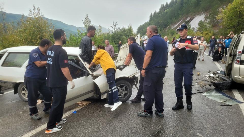 İKİ ARACIN ÇARPIŞTIĞI KAZADA 7 KİŞİ YARALANDI, ARACIN ÖN CAMINA SIKIŞAN VATANDAŞI İTFAİYE KURTARDI