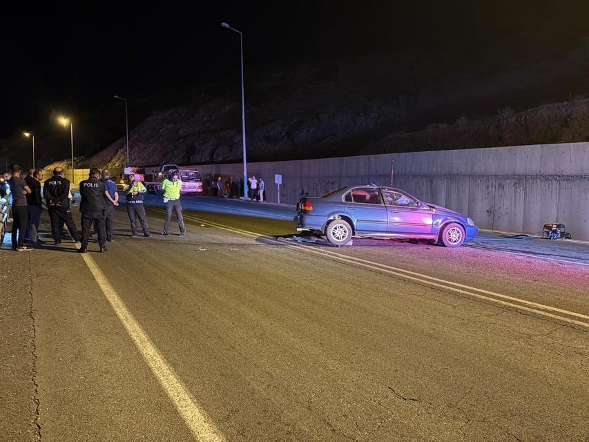 İki araç kafa kafaya çarpıştı: 1 ölü, 3 yaralı