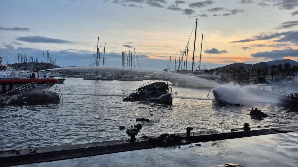 Bodrum'da 7 motoryat yanarak battı