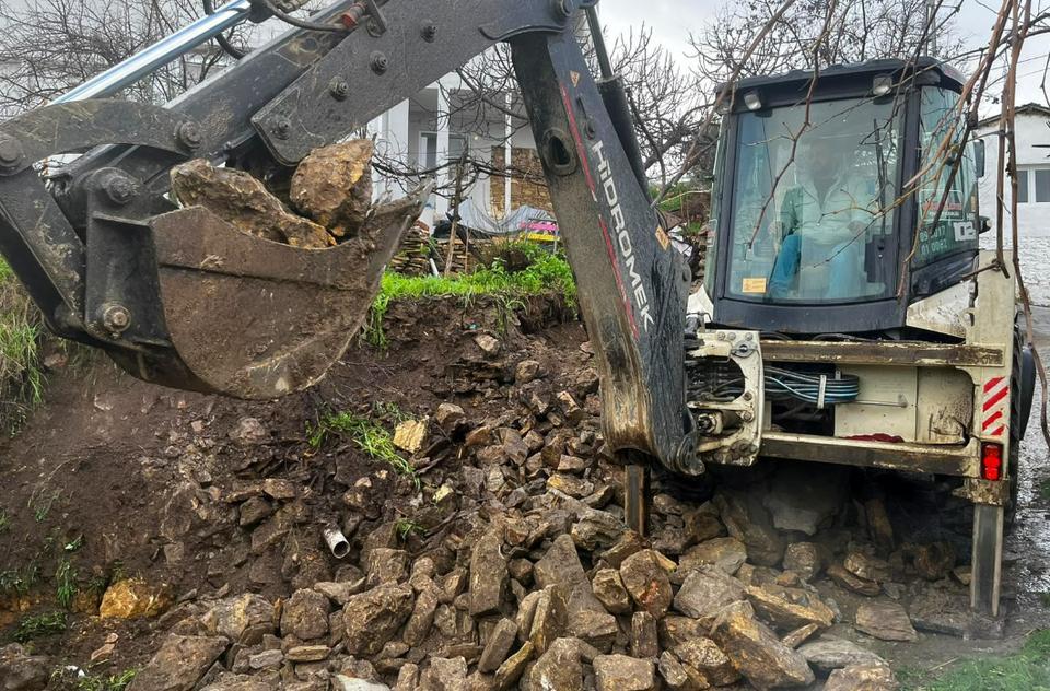 Efeler'den sağanak yağışa hızlı müdahale