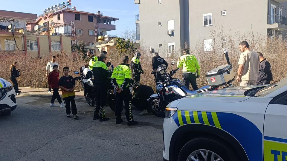 Polisi görünce motosikleti bahçeye attı
