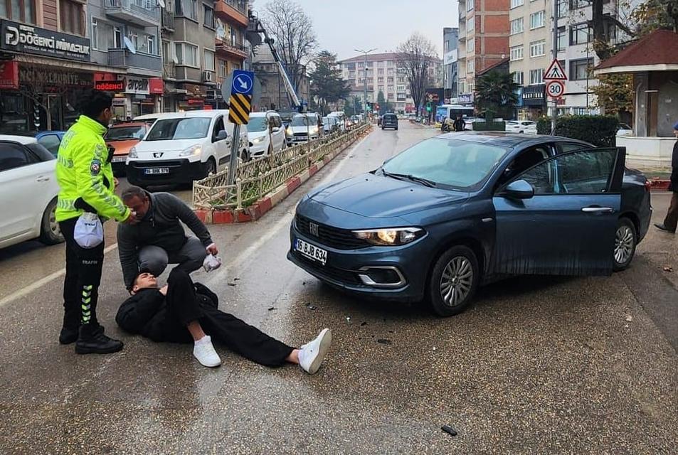Otomobille çarpışan motosiklet sürücüsü yaralandı