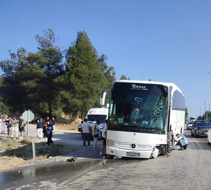 BURDUR-ANTALYA YOLUNDA REFÜJE ÇIKAN YOLCU OTOBÜSÜ DİREĞE ÇARPTI: 6 YARALI