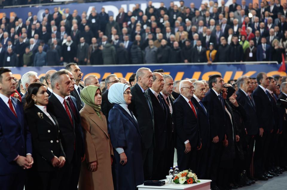 CUMHURBAŞKANI ERDOĞAN, AK PARTİ 8'İNCİ OLAĞAN BÜYÜK KONGRESİ'NDE KONUŞTU CUMHURBAŞKANI ERDOĞAN: "İMTİYAZLARINI KAYBETMEK İSTEMEYENLER ESKİ VESAYETÇİ SÖYLEMLERLE SİYASETE VE HÜKÜMETE AYAR VERMEYE ÇALIŞIYOR" CUMHURBAŞKANI RECEP TAYYİP ERDOĞAN: "ESKİ KÖTÜ ALIŞKANLIKLARINIZDA ISRAR EDERSENİZ, BİZ DE SİZE BUNA GÖRE MUAMELE EDERİZ" "MİLLETİMİZ DE DESTEK VERDİKÇE ÇOK DAHA FAZLASINI YAPACAĞIZ" "ULUSLARARASI YATIRIMLARDA DA TARİHİ BİR ATILIM GERÇEKLEŞTİRDİK" "MERKEZ BANKAMIZIN REZERVLERİ 173 MİLYAR DOLARI AŞARAK CUMHURİYET TARİHİMİZİN EN YÜKSEK SEVİYESİNE ULAŞTI" "EN BÜYÜK KORKUMUZ, KENDİ STATÜKOMUZA TESLİM OLMAKTIR" "REKABETÇİ ÜRETİM YAPISINI TESİS EDECEĞİZ" "HAYAT PAHALILIĞININ BAŞLICA SEBEPLERİNDEN BİRİ OLAN KİRA VE KONUT FİYATLARINI DENGEYE GETİRECEĞİZ" "ERİŞİLEBİLİR VE KALİTELİ SAĞLIK HİZMETLERİNİ DAHA DA GELİŞTİRECEĞİZ"
