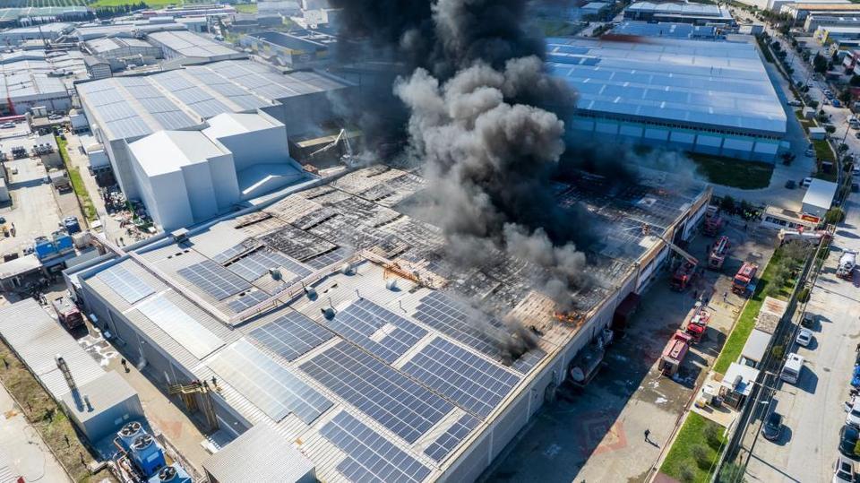 Oyuncak fabrikasında yangın: Gökyüzü alevlere teslim oldu