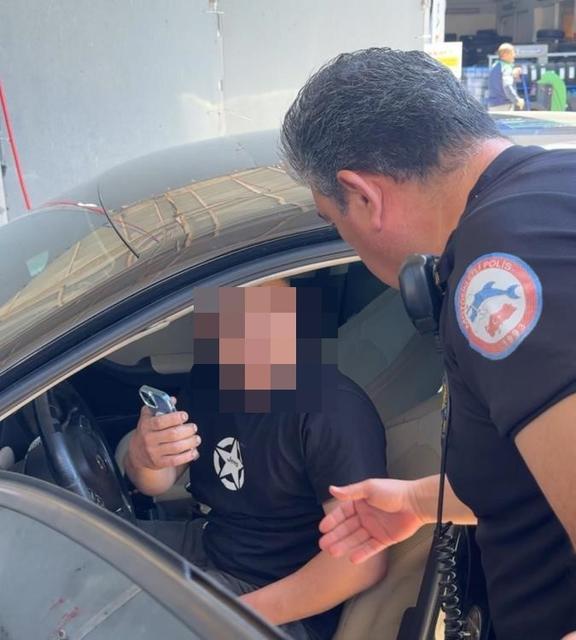 POLİS UYANDIRMAK İÇİN DAKİKALARCA UĞRAŞTI OTOMOBİLDE HAREKETSİZ YATAN ŞAHIS GÜÇLÜKLE UYANDIRILDI, "UYUMUŞ KALMIŞIM KOMİSERİM" DEDİ ARAÇTA YAPILAN ARAMADA UYUŞTURUCU MADDE VE KULLANMA APARATI ELE GEÇİRİLDİ