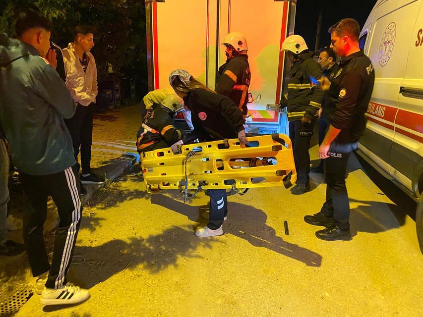 Motosiklet, park halindeki kamyonun altına girdi: 1 ölü