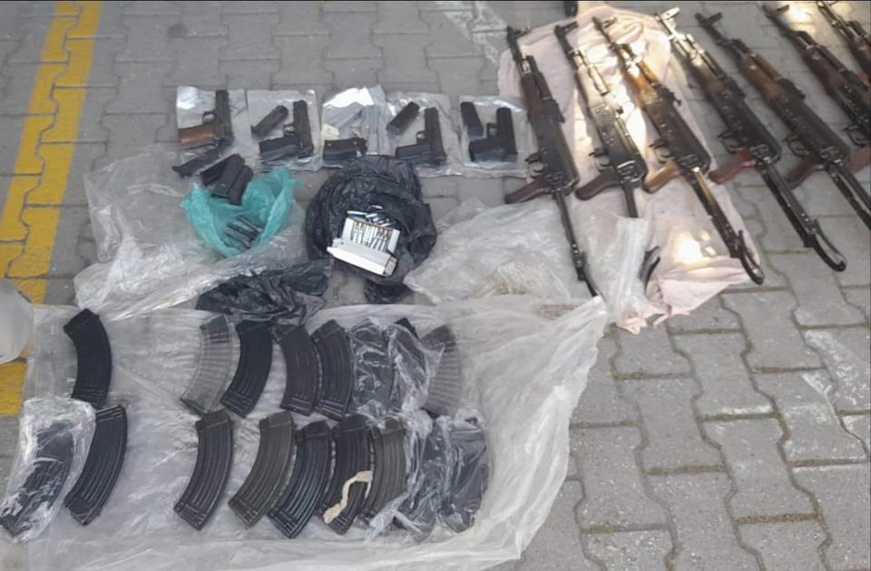 Polisin kullandığı araçtan 9 kalaşnikof çıktı