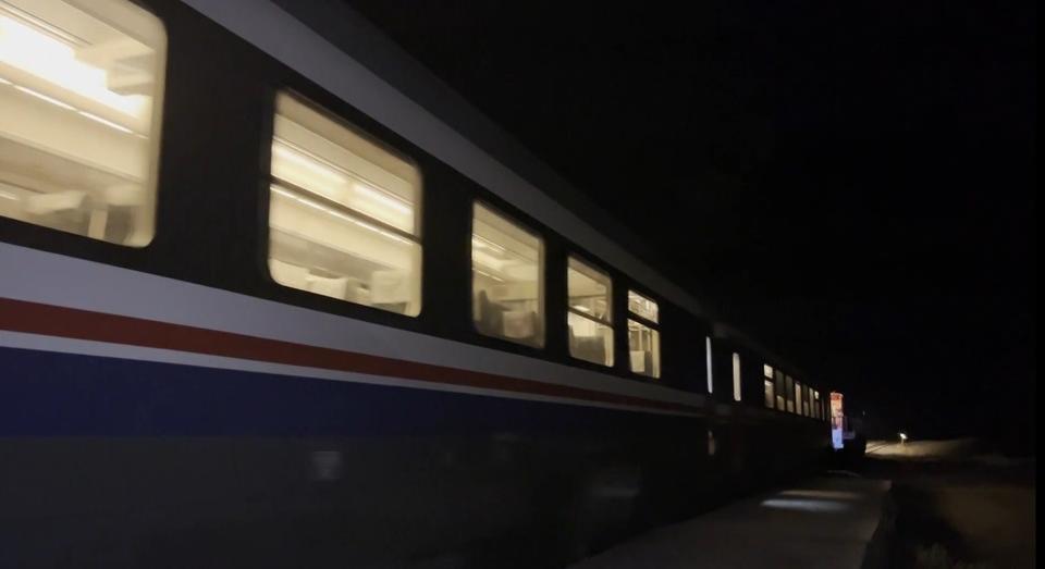 Yolcu treni arızalandı, hemzemin geçitte araç kuyruğu oluştu