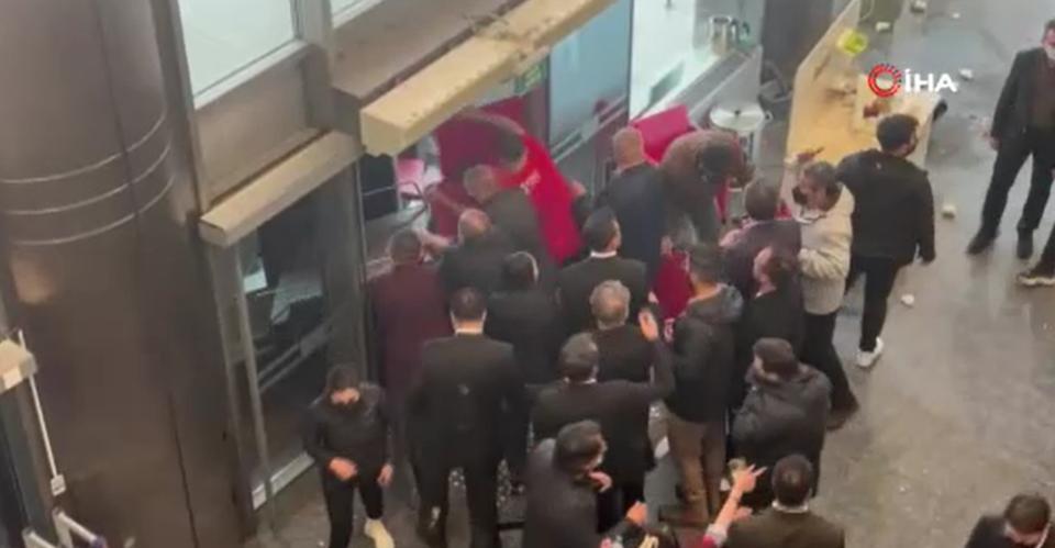 Cumhuriyet Halk Partisi binasında bulunan CHP'lilere müdahale başladı