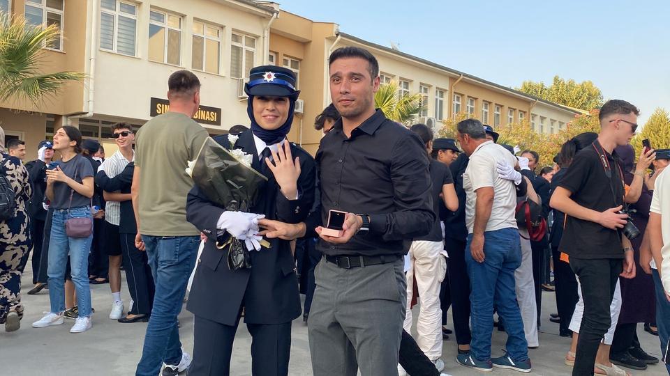 POLİS ADAYI KADIN MEZUNİYETİNDE ÇİFTE MUTLULUK YAŞADI