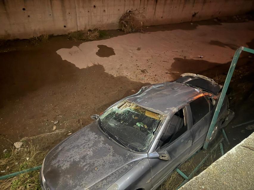 Otomobil su kanalına uçtu: 3 yaralı