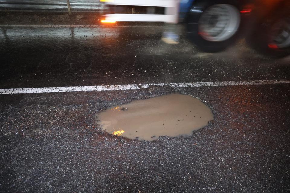 Otogar kavşağındaki çukurlar 5 aracı yolda bıraktı