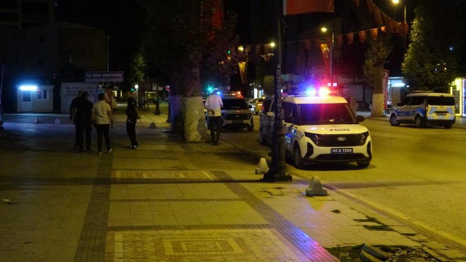Dönercide bıçaklı kavga: 2 yaralı