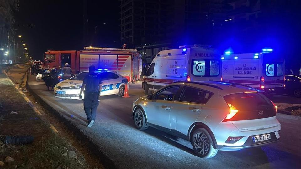 Otomobil, kaldırımda yürüyen yayalara çarptı: 3 ölü, 3 yaralı
