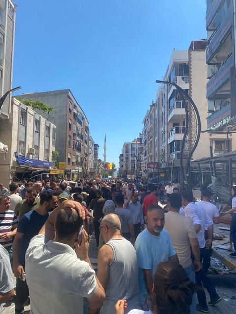 İZMİR'İN TORBALI İLÇESİ AYRANCILAR MAHALLESİ'NDE BİR BİNADA DOĞAL GAZ PATLAMASI MEYDANA GELDİĞİ, YARALILARIN OLDUĞU ÖĞRENİLDİ.