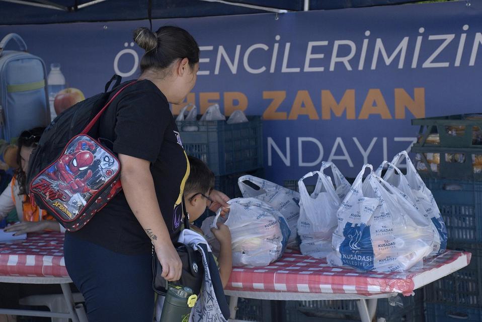 Kuşadası'nda bin 400 çocuğa her hafta beslenme desteği