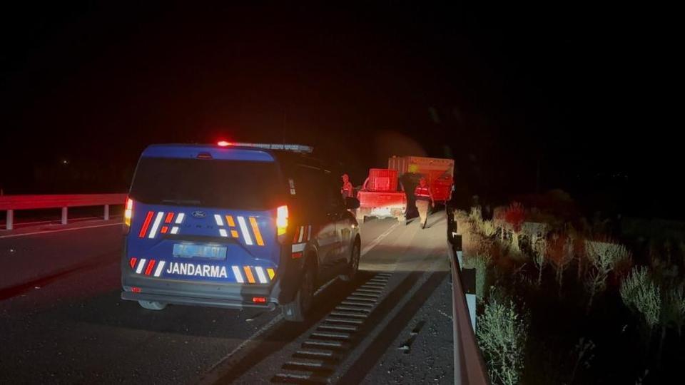 Traktör ile otomobil çarpıştı: Yaralılar var