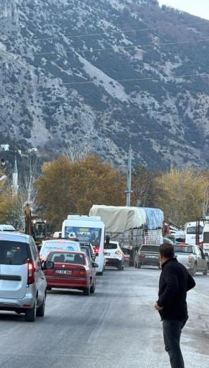 İki tırın çarpıştığı kazada sürücülerden biri yaralandı