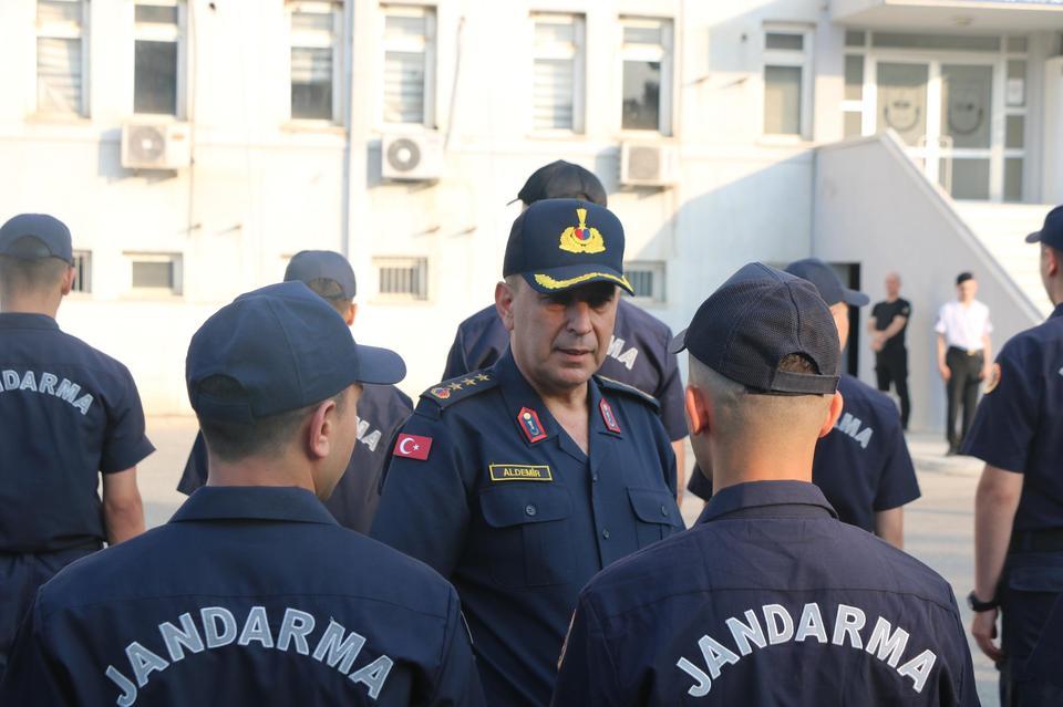 İl Jandarma Komutanı Albay Ali Naci Aldemir Mehmetçiklerle Bayramlaştı