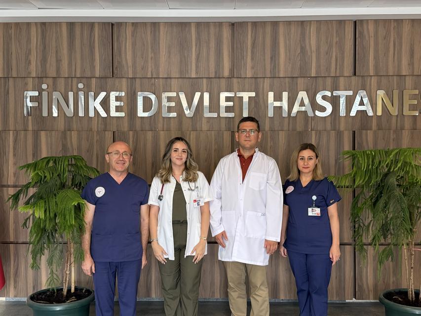 ANNE VE BABASININ GÖREV YAPTIĞI HASTANEDE DOKTOR OLDU: "EVDE PRENSESİMİZ, HASTANEDE DOKTOR HANIM" ÇOCUKLUĞUNDA HASTANEDE ÇALIŞAN ANNE VE BABASINI ZİYARET ETTİĞİ KORİDORLARA HEKİM OLARAK DÖNDÜ SAĞLIK MEMURU BABA, HEMŞİRE ANNESİNİN GÖREV YAPTIĞI HASTANEDE PRATİSYEN HEKİM OLARAK GÖREVE BAŞLADI PRATİSYEN HEKİM EYLÜL UÇAL: "HASTANEDE İÇİMDEN ANNECİM, BABACIM DEMEK ÇOK GEÇİYOR AMA KENDİMİ DURDURUYORUM. İSA BEY, FATMA HANIM DİYE HİTAP EDİYORUM AMA HASTANEDEN ÇIKTIĞIM ANDA TABİİ Kİ BABACIĞIM, ANNECİĞİM" ANNE VE BABASI: "EV PRENSESİMİZ, HASTANEDE KENDİSİNE TABİİ Kİ DOKTOR HANIM DİYORUZ"
