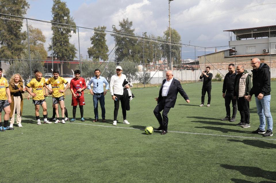 AK Partili Nazilli Belediye Başkan Adayı Esat Ergüler, gençlerle halı sahada buluştu.