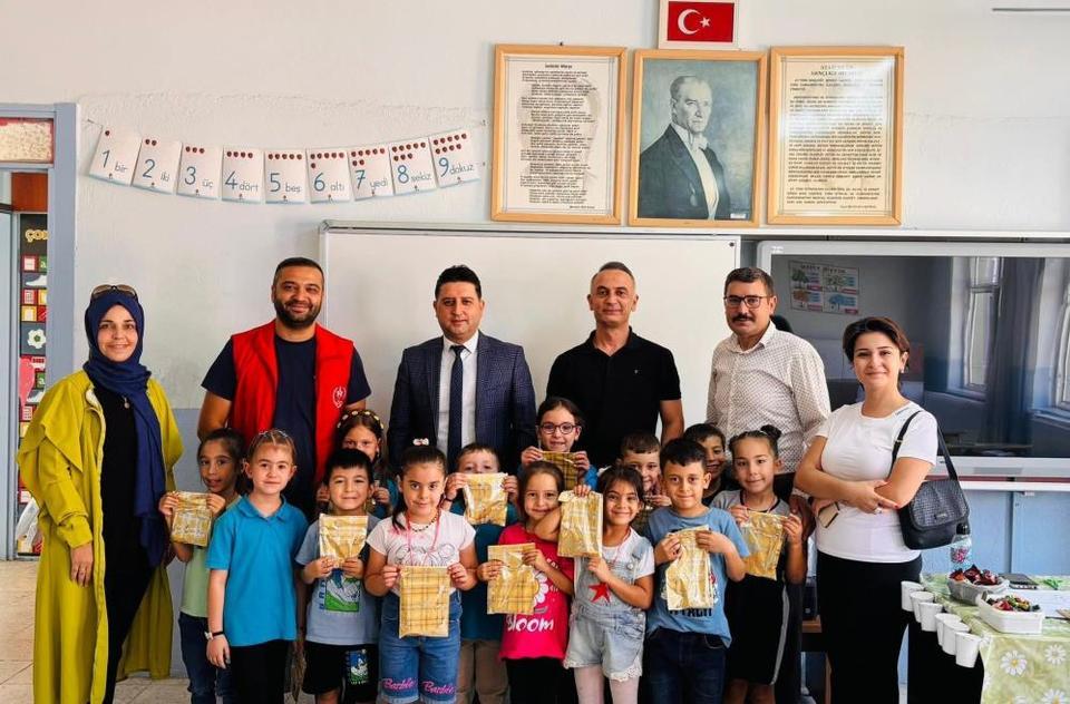 Aydın'da öğrenciler kırtasiye malzemeleri sevinci yaşadı