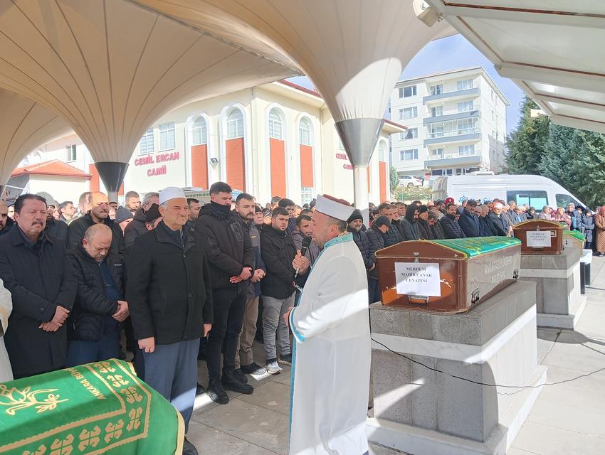 Trafik kazasında vefat eden çift ve bebekleri son yolculuğuna uğurlandı