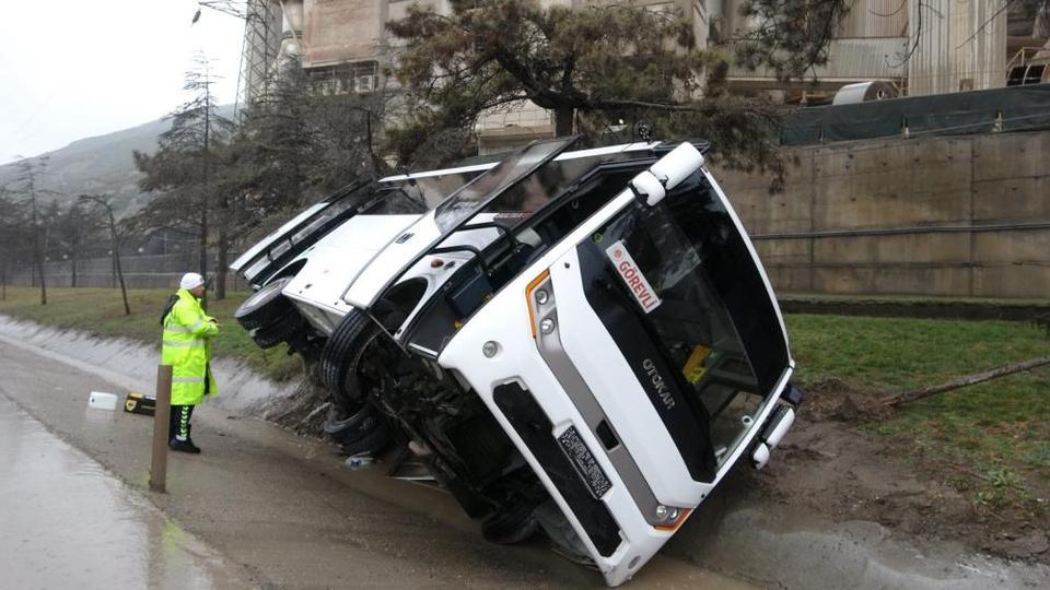 Askeri nakil minibüsü devrildi: 11 yaralı