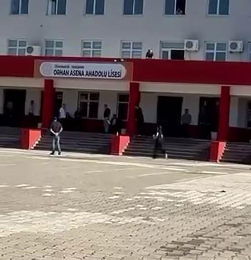 SINAVA GEÇ KALMAMAK İÇİN KOŞTU, MERDİVENİN BAŞINDA BAYGINLIK GEÇİRDİ