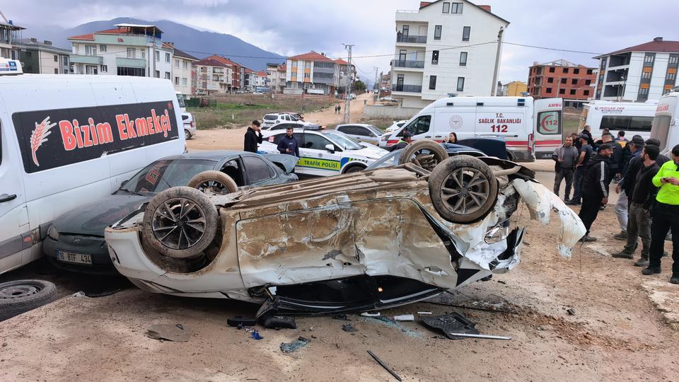 14 yaşındaki sürücü park halindeki araçlara çarptı: 4 gencin durumu kritik