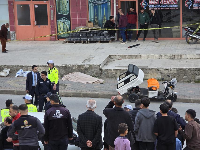 Kazada kafasını kaldırıma çarpan yaşlı adam hayatını kaybetti