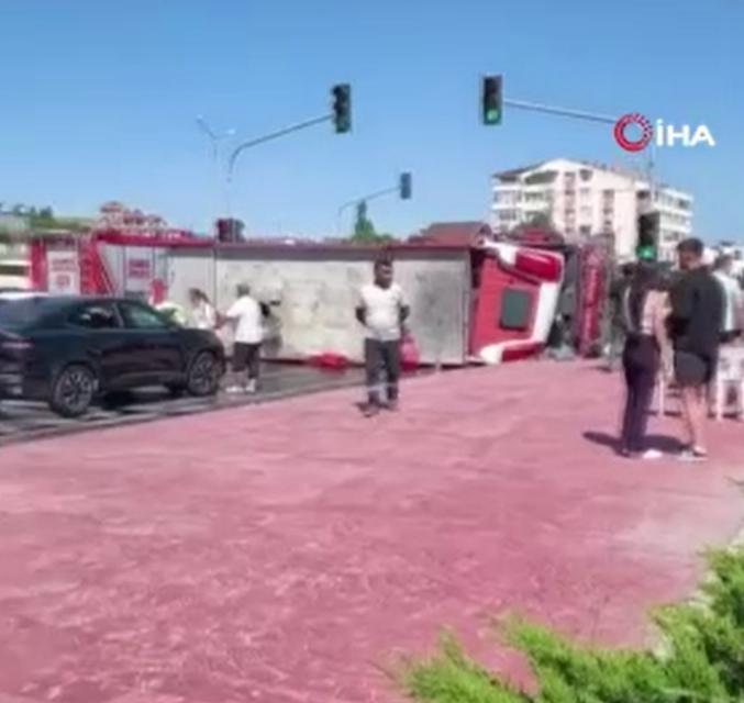 Yangına giden itfaiye aracı devrildi