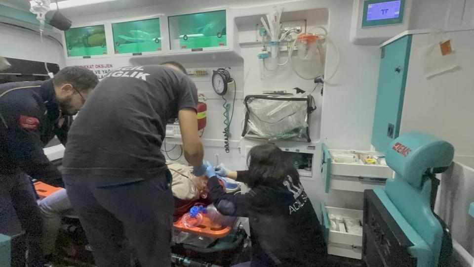 Motosiklet yayaya çarptı: 3 kişi ağır yaralandı