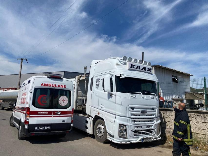 Kamyonun damperi elektrik tellerine çarptı: Sürücü ağır yaralandı