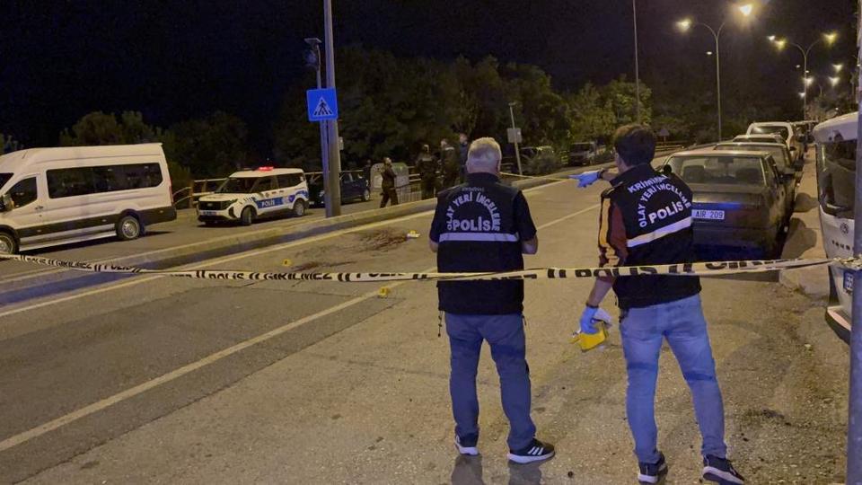 Sokak ortasında silahlı saldırı: 3 yaralı