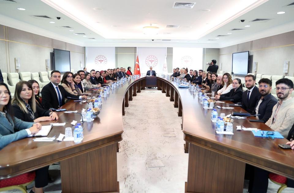 SAĞLIK BAKANI MEMİŞOĞLU: "ÖZEL HASTANELER MEVZUATINI TAMAMEN YENİLİYORUZ" "BİZ AİLE HEKİMLERİNE GÜVENİYORUZ, GELİRLERİNİN DE ARTACAĞINI BİLİYORUZ" "AİLE HEKİMİNE KENDİ NÜFUSUNDAKİ SAĞLIK SORUMLULUĞUNU VERİYORUZ" "ANNE ADAYLARININ NORMAL DOĞUMA TEŞVİK EDİLMESİ İÇİN ÇABA HARCAYACAĞIZ" "SEZARYEN KONUSUNDAKİ TOPLUMSAL TALEBİ DE DEĞİŞTİRMEMİZ GEREKİYOR" "BEBEK ÖLÜMLERİNDE BİN CANLI DOĞUMDA 35'LERDEN 7,1'E DÜŞÜRÜLMÜŞ İSTANBUL İÇİN, TÜRKİYE İÇİN 9,2'YE DÜŞÜRÜLMÜŞ"