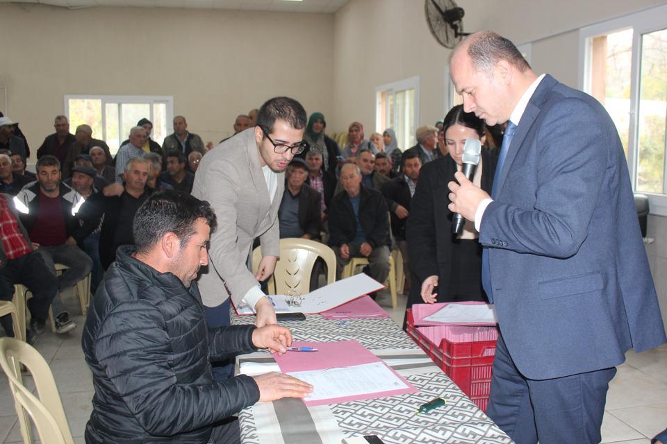 ALAŞEHİR'DE 58 YILLIK TAPU SORUNU ÇÖZÜLDÜ MANİSA'NIN ALAŞEHİR İLÇESİNDE YAKLAŞIK 5 BİN 500 VATANDAŞIN 58 YILDIR ÖZLEMLE BEKLEDİĞİ TAPULARI DAĞITILMAYA BAŞLANIYOR TAPU HARCI ÖDEMEYECEK OLAN VATANDAŞLAR 2/B ARAZİLERİNİN TAPUSUNU CÜZİ BİR BEDELLE ALACAK