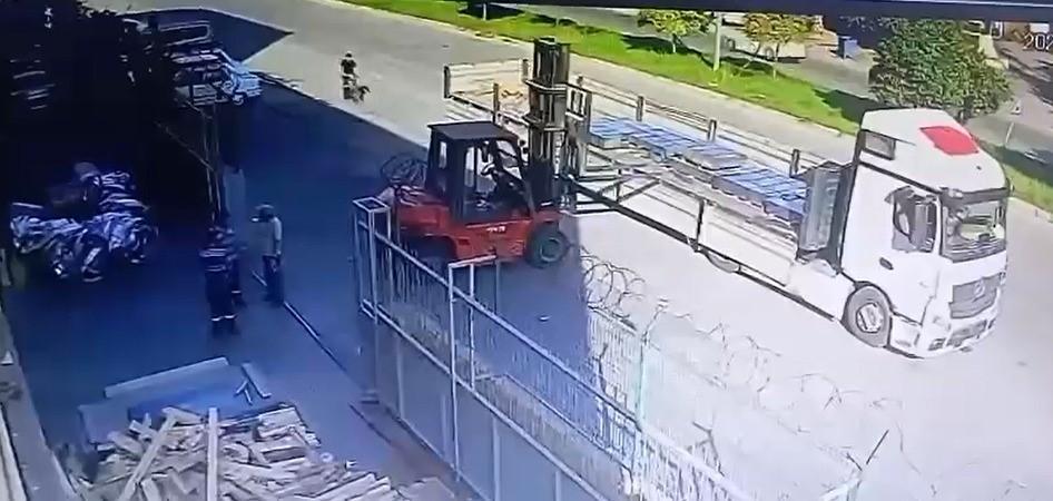16 yaşındaki çocuk park halindeki forklifte çarptı