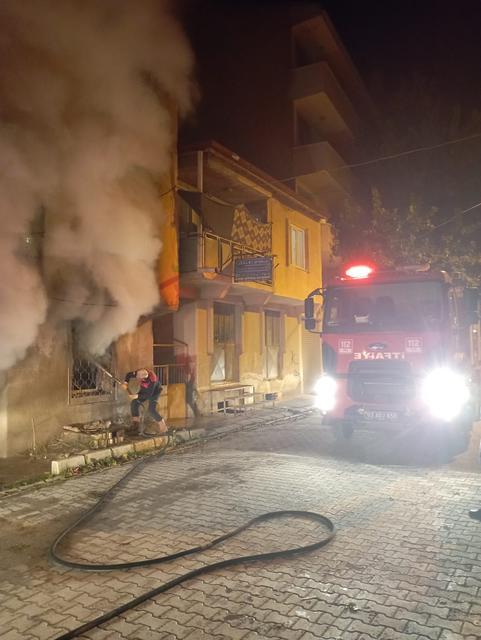 Afyonkarahisar'da bir evde çıkan yangın hasara yol açtı