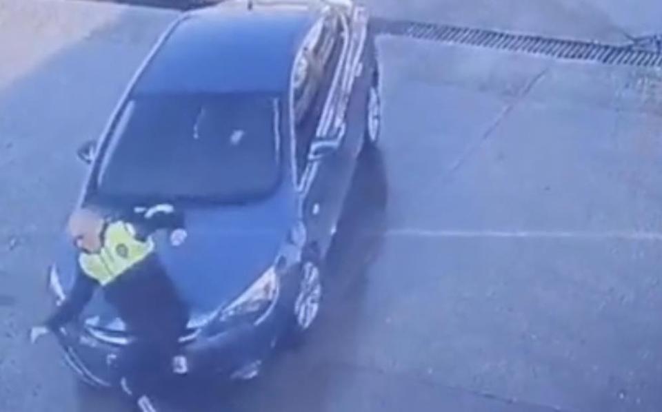 Dikkatsiz sürücünün polise çarptı