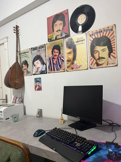 FERDİ TAYFUR'UN GENÇ HAYRANI HASTANE ÖNÜNDE NÖBET TUTARAK DUA EDİYOR GİYİMİ VE YAŞAM TARZIYLA FERDİ TAYFUR NOSTALJİSİ ESTİREN GENÇ, USTA SANATÇININ TEDAVİ GÖRDÜĞÜ HASTANENİN ÖNÜNDE ONUN SAĞLIĞINA KAVUŞMASINI BEKLİYOR 17 YAŞINDAKİ TALHA ÜNLÜ:  "İYİ Kİ FERDİ TAYFUR HAYRANI OLMUŞUM, ONUN YOLUNDAN GİTMEYİ DÜŞÜNÜYORUM" "5 DAKİKA DA OLSA KENDİSİYLE TANIŞMAK İSTERİM"