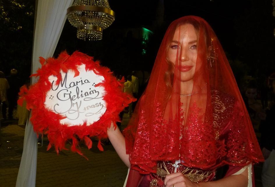 İLK GÖRÜŞTE AŞKLA BAŞLADI: SİBİRYALI GELİNE TÜRK USULÜ DÜĞÜN MERSİN ERDEMLİ'DE AÇIK HAVADA YAPILAN DÜĞÜNLE MESAFELERİ TANIMAYARAK AŞKIYLA EVLENEN MARİİA'YA KINA YAKILDI, ARDINDAN DA DAMADIN ÖNÜNDE TESTİ KIRDI DAMAT İLYAS CAN KİL: "AŞKIN GÜCÜ 10 BİN KİLOMETREYİ AŞTI VE BURAYA KADAR GELDİ" GELİN MARİİA SADNOVA: "BEN CAN İÇİN SİBİRYA'DAN ERDEMLİ'YE GELDİM, GELİNCE ANLADIM Kİ TÜRKİYE ÇOK GÜZEL"