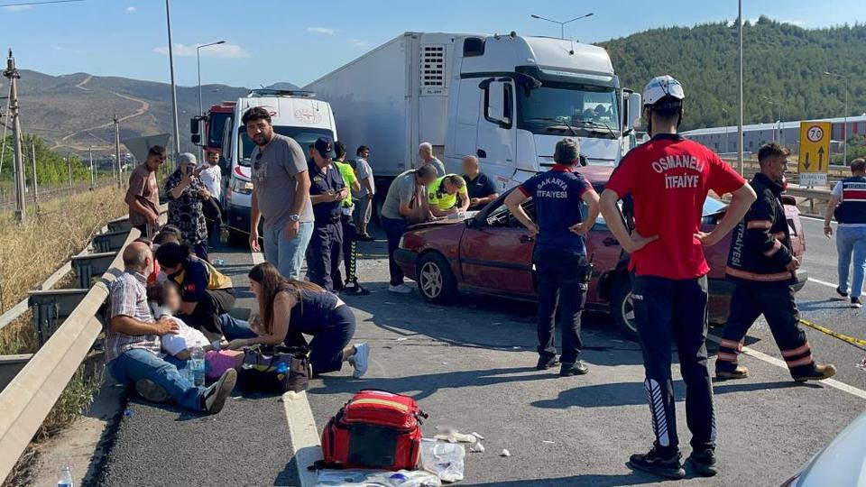İki otomobil çarpıştı: 1’i bebek 7 yaralı