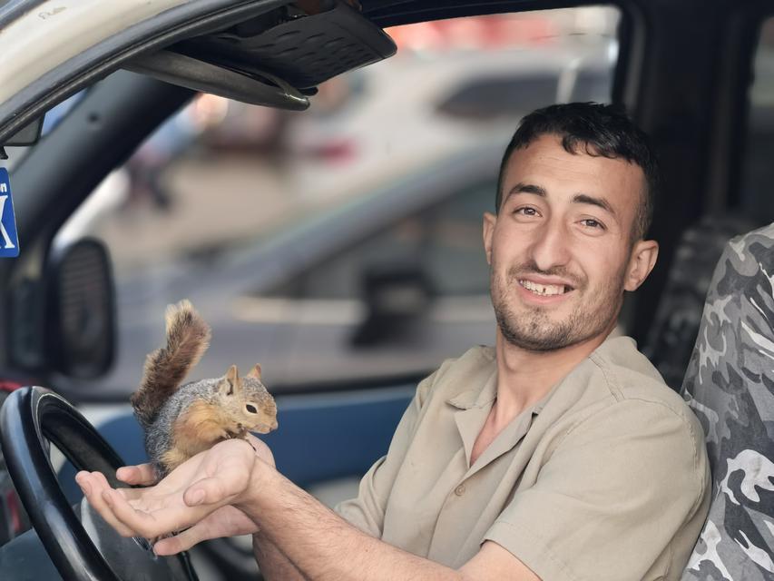 Yaklaşık 4 aydır peşinden ayrılmayan sincapla yaşıyor