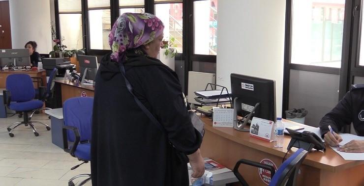 2 SAAT İÇERİSİNDE BİN 554 LİRA PARA TOPLAMIŞ: DİLENCİYE SUÇÜSTÜ DİLENCİ KADININ ÜZERİNDEN BİN 554 LİRA ÇIKTI