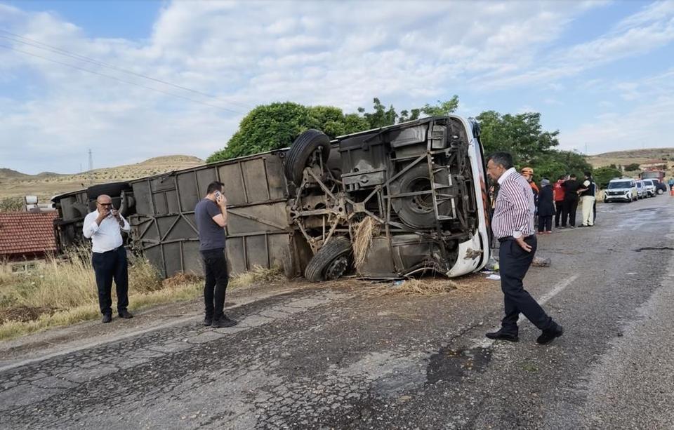 Yolcu otobüsü şarampole devrildi: 41 kişi yaralandı