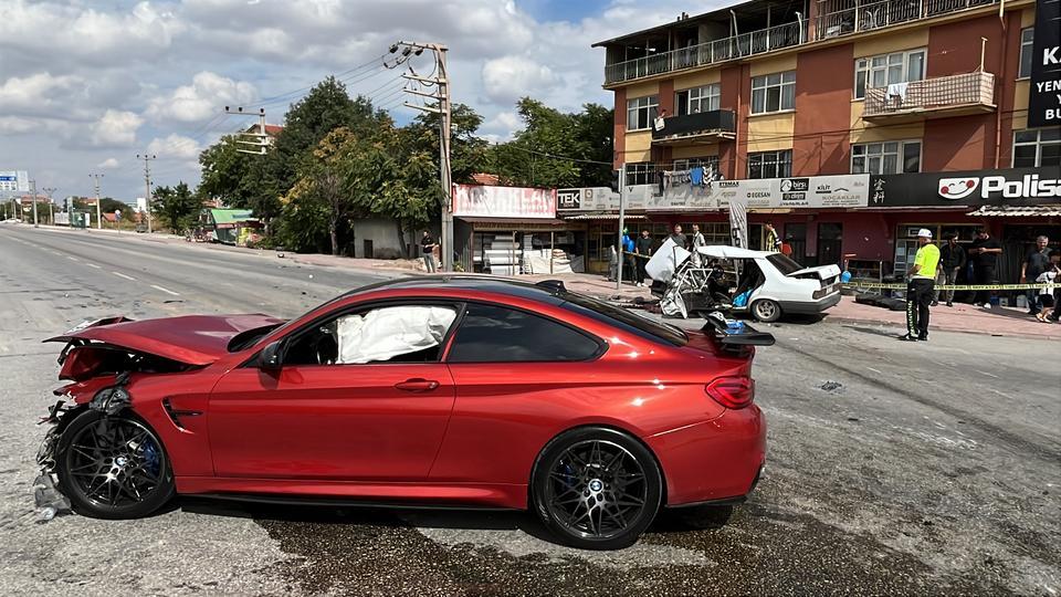 OTOMOBİLLER ÇARPIŞTI, TOFAŞ HURDAYA DÖNDÜ: 3'Ü AĞIR 4 YARALI