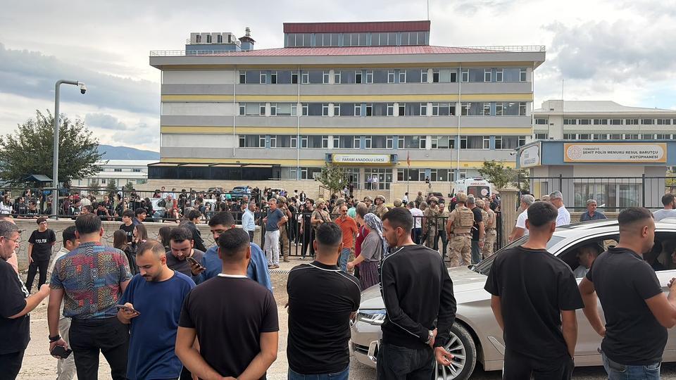 YEĞENİ TARAFINDAN ÖĞRETMENİN ÖLDÜRÜLDÜĞÜ SALDIRIDA; SİLAH SESLERİNİ DUYUP, OKULA KOŞANLAR YAŞANANLARI ANLATTI