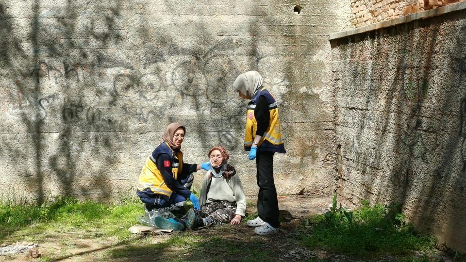 OT TOPLAMAK İSTEDİ, 5 METREDEN AŞAĞI DÜŞTÜ